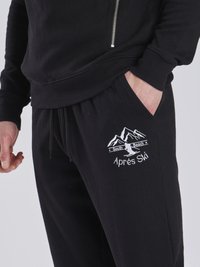Schwarze Baumwoll-Sweatpants mit Kordelzugbund, ausgestattet mit Vordertaschen und weißer Bestickung von Bergen und Text auf dem linken Oberschenkel.