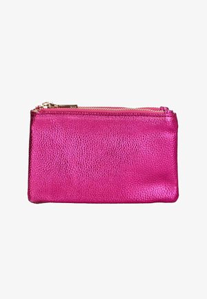 Bolsito de cuero fucsia con un acabado texturizado, que cuenta con un cierre superior con cremallera y herrajes en tono dorado. Forma compacta y rectangular.