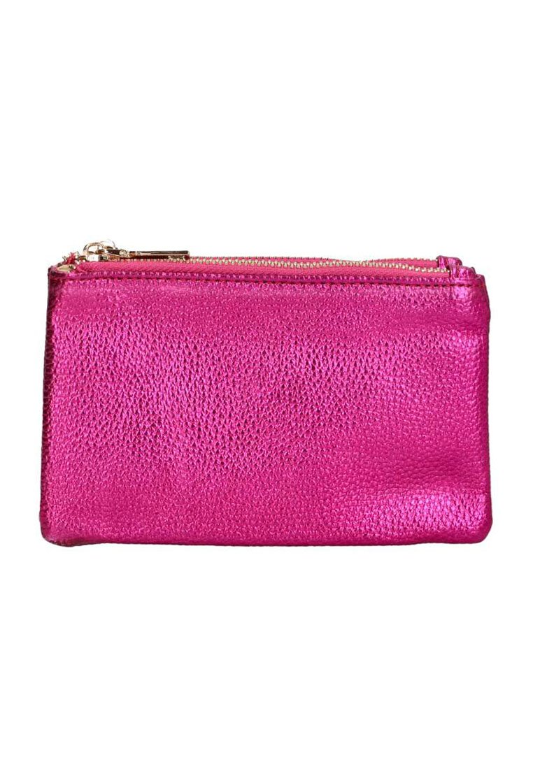 Bolsito de cuero fucsia con un acabado texturizado, que cuenta con un cierre superior con cremallera y herrajes en tono dorado. Forma compacta y rectangular.