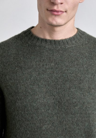 NN.07 Stickad tröja - khaki