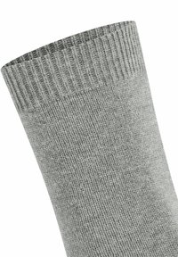 Primo piano di un polsino di calza grigia lavorata a maglia con parte superiore elastica a coste, che mostra la texture dettagliata della maglia e il motivo di cucitura.