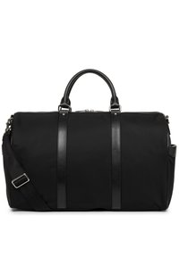 Sac de voyage noir en tissu avec une texture lisse, doté d'accents en cuir, de deux poignées supérieures et d'une bandoulière réglable.