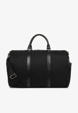 Borsa a duffel nera realizzata in tessuto con una texture liscia, caratterizzata da dettagli in pelle, due manici superiori e una tracolla regolabile.