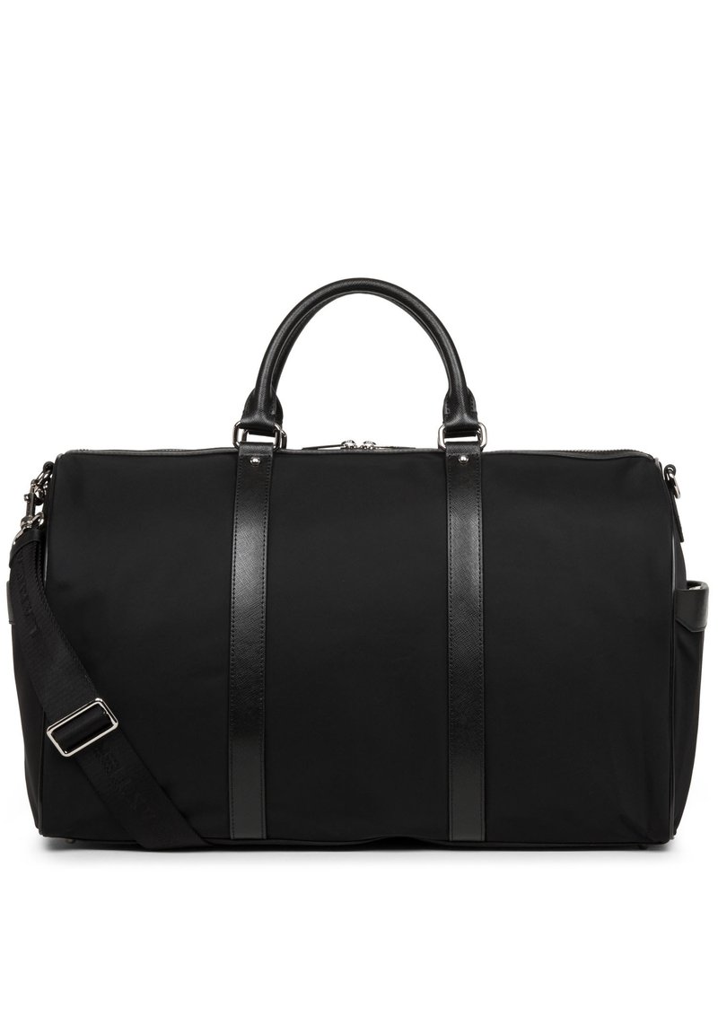 Sac de voyage noir en tissu avec une texture lisse, doté d'accents en cuir, de deux poignées supérieures et d'une bandoulière réglable.