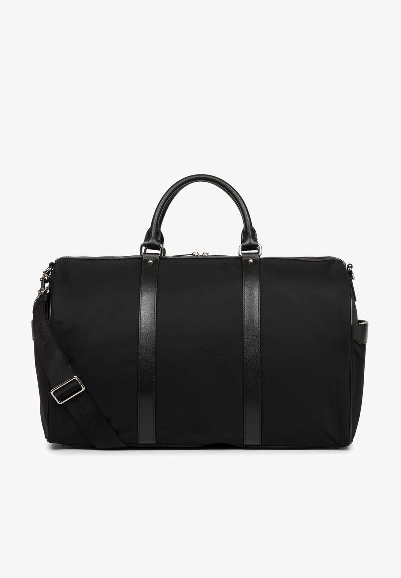 Sac de voyage noir en tissu avec une texture lisse, doté d'accents en cuir, de deux poignées supérieures et d'une bandoulière réglable.