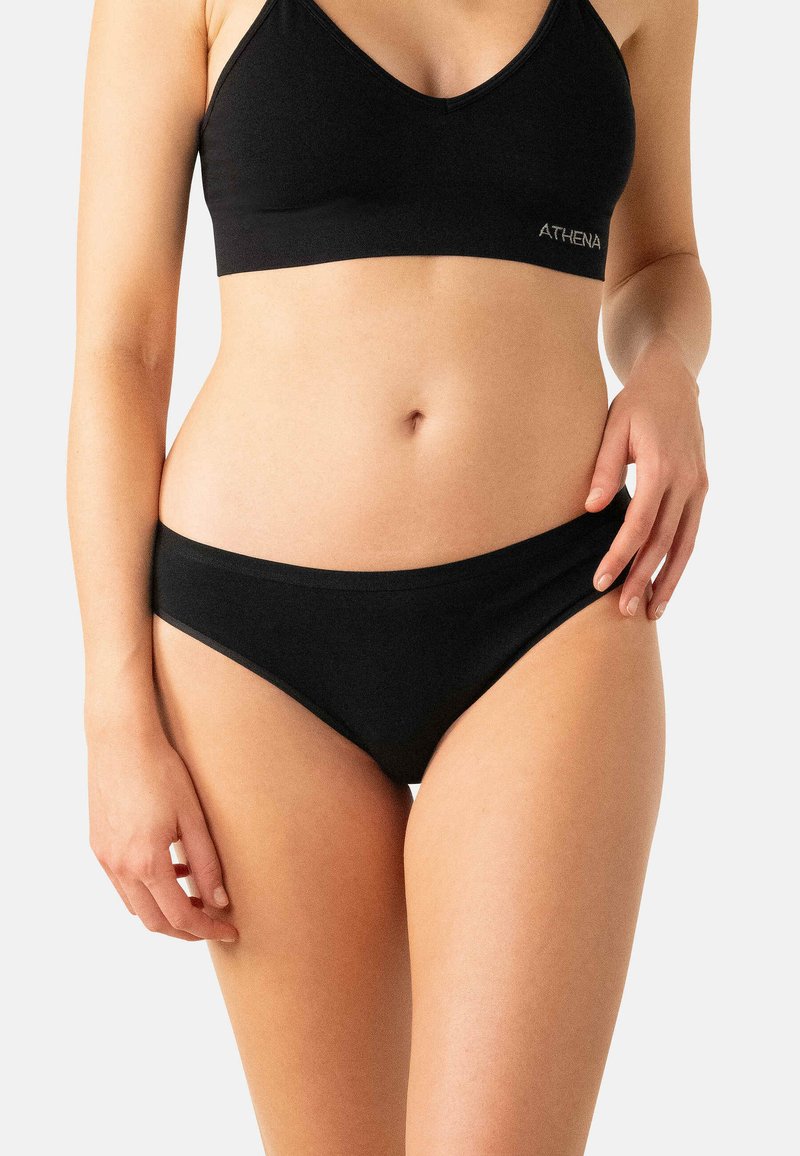 Culotte noire en coton avec une texture lisse et un design taille basse, dotée d'une ceinture élastique discrète et d'un minimum de marquage.