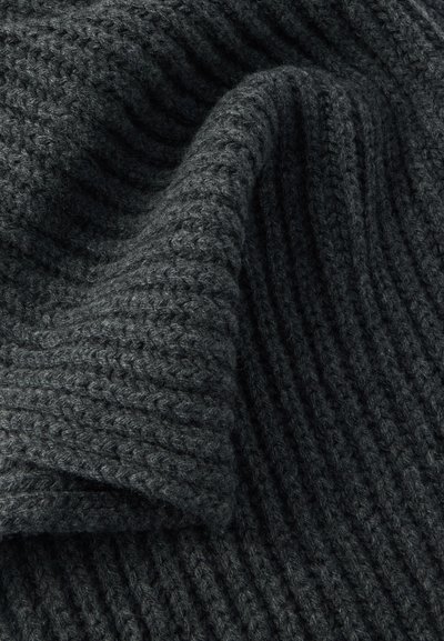 Sötétszürke kötött anyag, texturált bordázott mintával, puha, vastag fonalat és meleg, kényelmes megjelenést bemutatva.