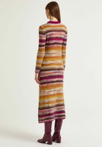 Langes Strickkleid mit mehrfarbigen horizontalen Streifen in Gelb-, Pink- und Lilatönen, mit rundem Ausschnitt und langen Ärmeln.