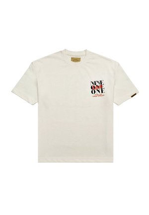 Witte t-shirt met korte mouwen met zwarte en rode tekst "NINE ONE ONE" en "PAS DE MONACO" op de linkerborst.