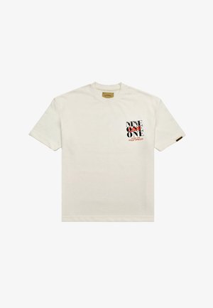 Biela krátka rukávová tričko s čiernym a červeným textom "NINE ONE ONE" a "PAS DE MONACO" na ľavom prsníku.