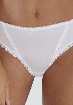 Perizoma bianco realizzato in materiale liscio, con bordo in pizzo lungo i lati e un piccolo fiocco decorativo in vita.