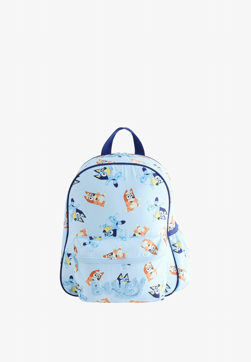 Sac à dos en tissu bleu avec des personnages de chien dessin animé, poche avant zippée avec l'inscription "Bluey" en lettres texturées, bretelles réglables et poignée renforcée.