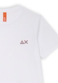 T-shirt in cotone bianco con scollo rotondo e maniche corte. Nella parte sinistra del petto è ricamato un'icona triangolare e croce nei colori blu e arancione.