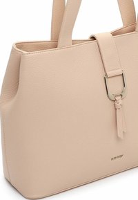 Beige Leder-Shopper mit glatter Textur, ausgestattet mit zwei Griffen, einem vorderen Riemen mit Metallschnalle und einem dezenten Markenlogo.