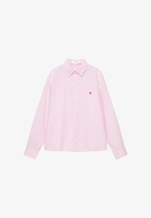 Chemise rose clair à manches longues boutonnée avec de fines rayures verticales et une petite broderie d’un piment rouge sur le côté gauche de la poitrine.
