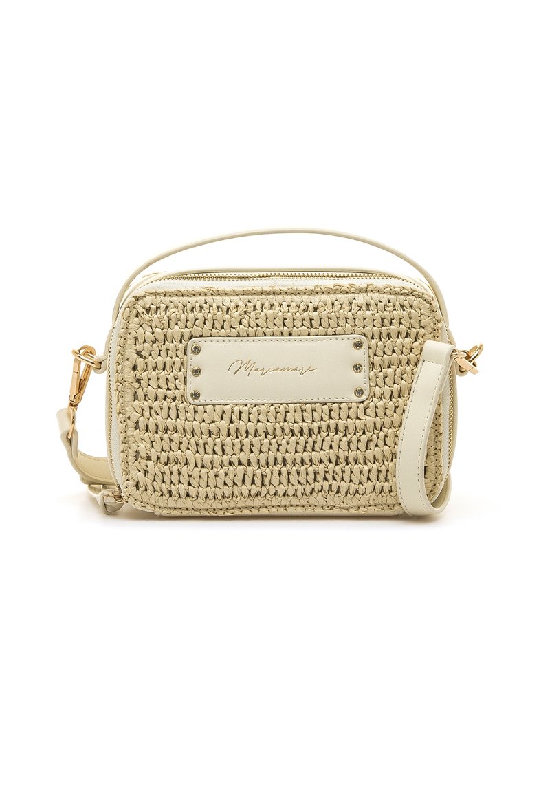 Bolso de mano beige tejido con detalles en cuero sintético, de forma rectangular, cierre superior con cremallera, correa para el hombro y una placa que detalla el nombre de la marca.