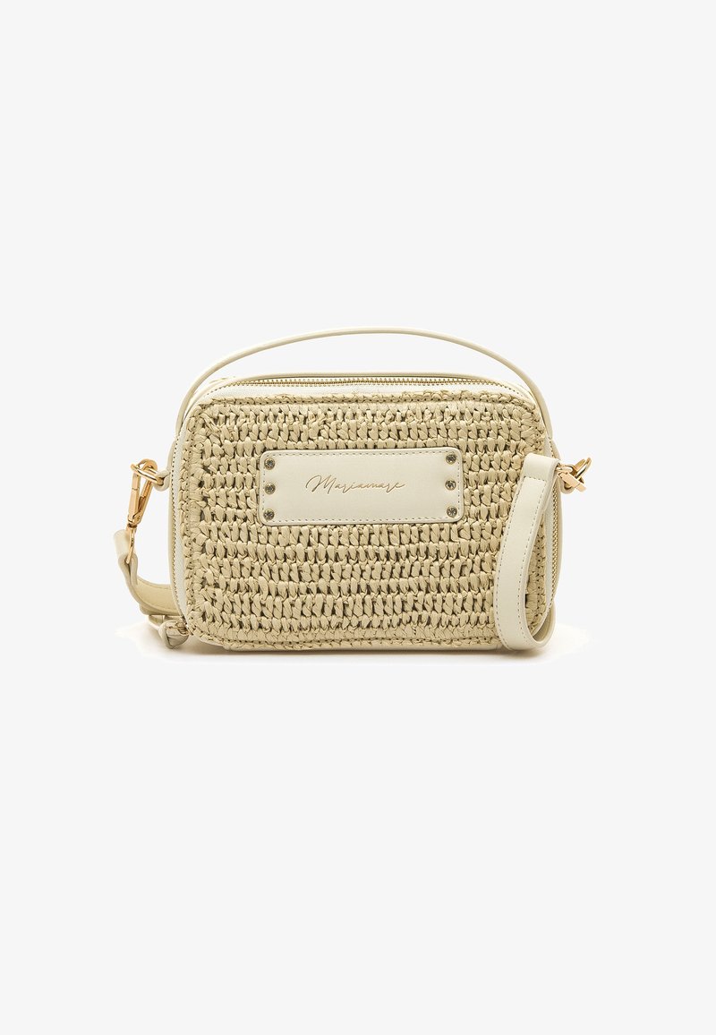 Bolso de mano beige tejido con detalles en cuero sintético, de forma rectangular, cierre superior con cremallera, correa para el hombro y una placa que detalla el nombre de la marca.