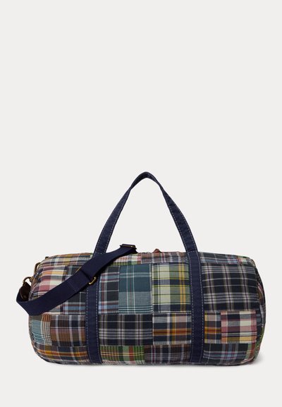Ορθογώνια τσάντα duffel από ύφασμα πατς με πολύχρωμο καρό, με σκούρα μπλε λαβές και ρυθμιζόμενο ιμάντα ώμου σε σκούρα μπλε.