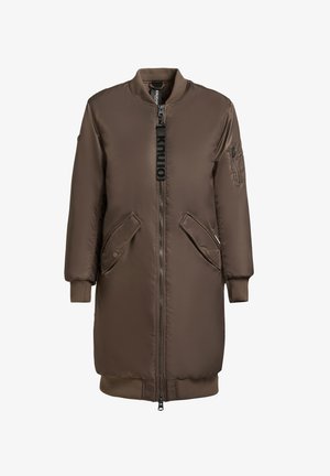 Braune Bomberjacke mit Reißverschluss auf der Vorderseite, gerippten Bündchen und zwei Vorderaschen. Verfügt über ein Logo-Tag und eine Seitentasche am Ärmel. Glatte Textur.