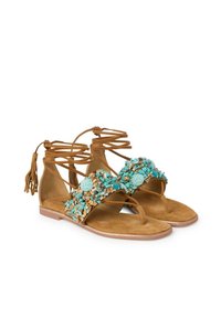 Sandali piatti in suede tan con decorazioni in pietra turchese e beige sulle cinghie e un design con lacci alla caviglia e dettagli con frange.