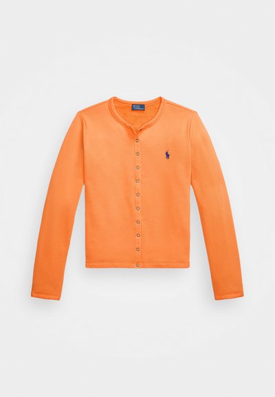 Cardigan orange à manches longues en tissu doux, avec un col rond, fermeture à bouton sur le devant et un petit logo bleu sur la poitrine.
