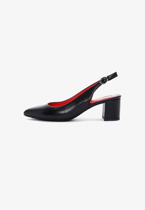 Pump slingback in pelle nera con fodera interna rossa, punta appuntita, cinturino regolabile con fibbia e tacco a blocco.