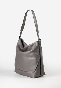 Graue Leder-Schultertasche mit einem lässigen Design, weicher Textur, verstellbarem Riemen und einer Vordertasche mit einem klaren, minimalistischen Ästhetik.