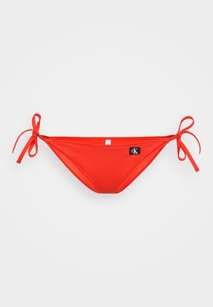 Raudoni bikini apatiniai, pagaminti iš lygaus audinio, su reguliuojamomis šoninėmis juostelėmis ir maža juoda logotipo etikete kairėje pusėje.