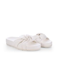 Weißes Rutsch-sandalen mit verdrehten Stoffriemen und dicken, gepolsterten Sohlen, nebeneinander vor einem weißen Hintergrund gezeigt.