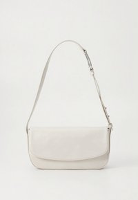 Liten vit läderväska med böjd ficklock och justerbar rem, visad mot en enkel ljus bakgrund.