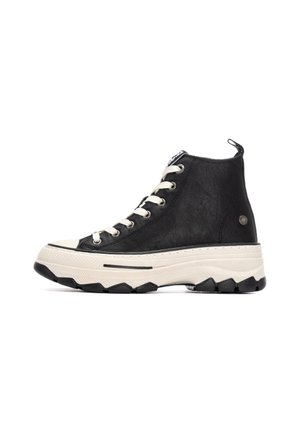 Zapatillas altas de cuero negro, con cordones color crema, suela de goma texturizada y una entresuela blanca en contraste con un diseño similar a un pod.