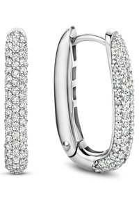 Silberne Creolen mit einem geschwungenen, glatten Design, die eine Oberfläche aufweisen, die mit mehreren kleinen, funkelnden klaren Edelsteinen besetzt ist.