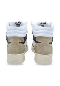 Wysokie trampki z białą skórzaną cholewką, beżowymi akcentami z zamszu i ciemnoszarym elementem wzorniczym. Wyróżniają się gładkim wykończeniem i gumową podeszwą.
