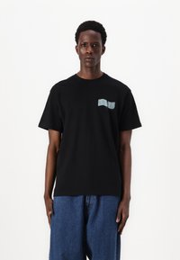 Zwart katoenen T-shirt met korte mouwen, met een klein blauw grafisch tekst "Santa Cruz" op de linkerkant van de borst. Casual pasvorm.