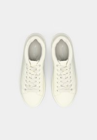 Sneakers bianchi in pelle con una texture liscia, punta rotonda e sei coppie di occhielli per i lacci. Logo visibile sulla soletta. Taglia 36.