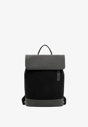 Zwarte rugzak met een grijze klep, gemaakt van synthetisch materiaal. Bevat een handvat aan de bovenkant, verstelbare banden en een gladde textuur.