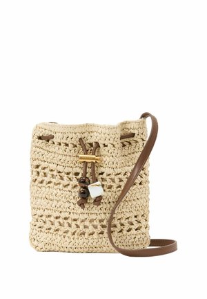Bolso bandolera beige tejido con correa de cuero marrón, cierre de cordón y cuentas decorativas en la parte delantera, aislado sobre fondo blanco.