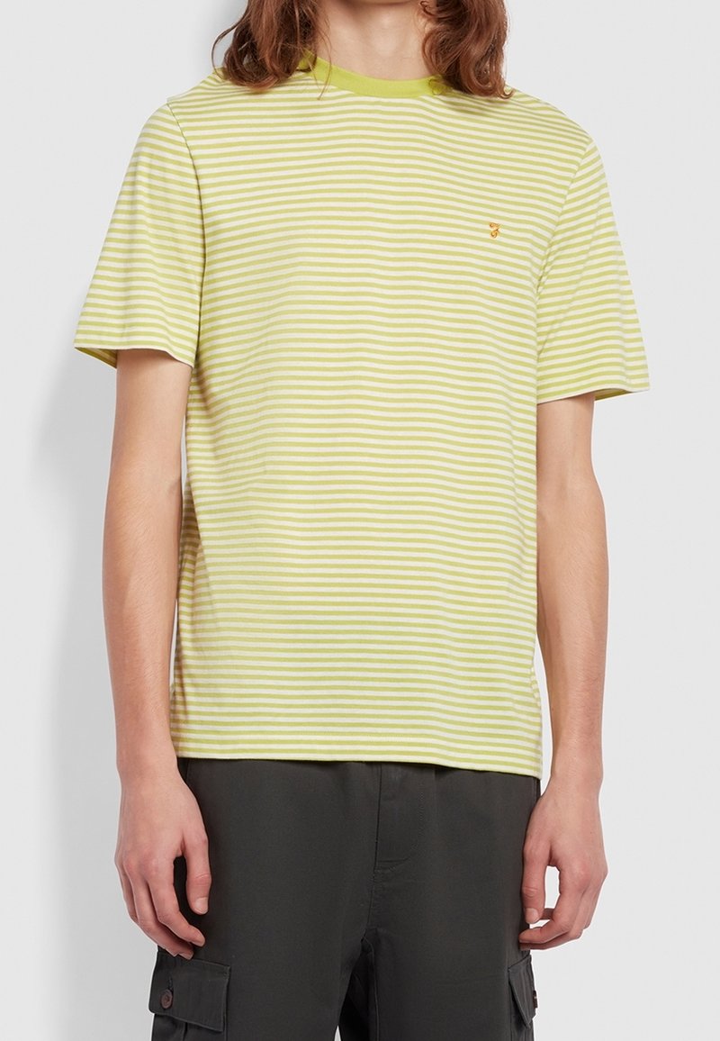 Camiseta de manga corta con rayas horizontales en verde claro y blanco, cuello redondo y un pequeño logo en el pecho.