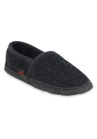 Zwarte vilten slipper met een ronde teen, zachte textuur en een gevoerde zool. Beschikt over een klein rood label aan de zijkant. Eenvoudig en onversierd ontwerp.