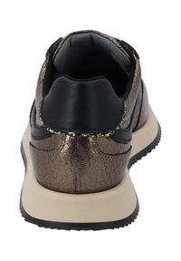 Baskets noires et bronze avec une texture en cuir craquelé, un col rembourré et une semelle en caoutchouc avec une semelle intermédiaire beige contrastante.