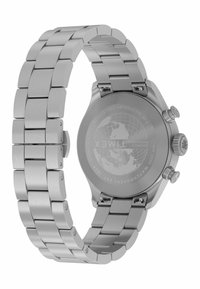 Uređaj za mjerenje vremena od nehrđajućeg čelika s brušenom završnom obradom, koji sadrži višenamjensku narukvicu i stražnju stranu kućišta s dizajnom svjetske karte i brendingom.