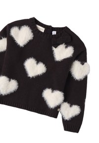 Maglione marrone lavorato a maglia con motivi a cuore bianchi e soffici, scollatura rotonda e un piccolo fiocco decorativo sulla spalla. Polsini e orlo a coste.