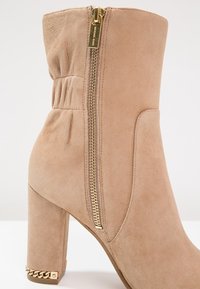 MICHAEL Michael Kors Bottines à talons hauts - sand
