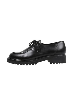Zapato negro de cuero con cordones, con puntera redondeada, costuras prominentes y una suela gruesa y resistente. Textura suave con un diseño minimalista.