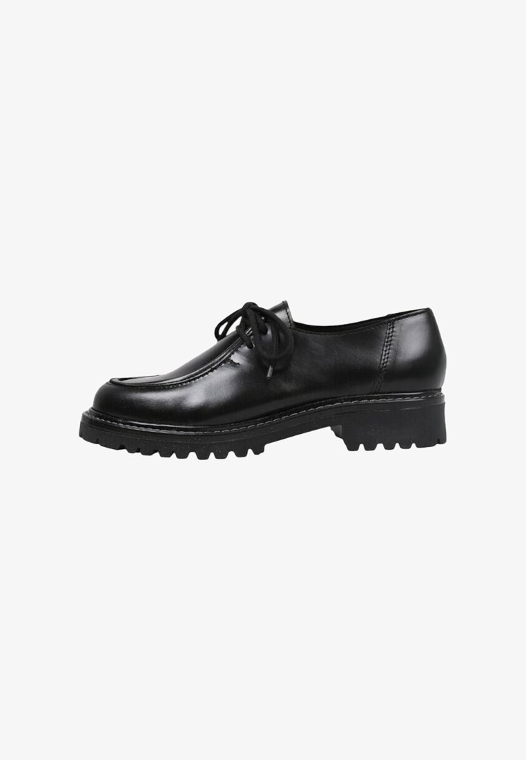 Zapato negro de cuero con cordones, con puntera redondeada, costuras prominentes y una suela gruesa y resistente. Textura suave con un diseño minimalista.
