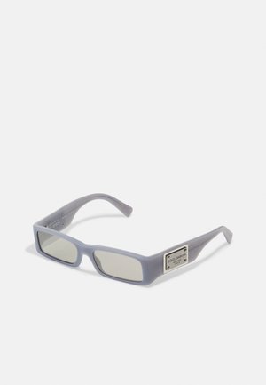 Occhiali da sole grigi con montatura rettangolare, realizzati in plastica opaca. Presentano lenti minimaliste e una piastra con logo metallizzato sul lato.