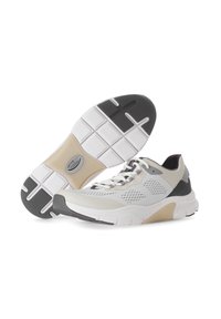 Witte en grijze sportschoenen met een gestructureerde mesh bovenkant, gevoerd kraag, zwarte accenten en een dikke rubberen zool met een patroon op het loopvlak.