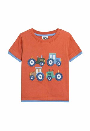 Camiseta de algodón naranja con ribete azul que presenta cuatro tractores bordados en varios colores, cada uno con ruedas y detalles distintos.