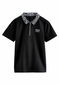 Sort polo shirt med et mønstret hvidt krave, lynlåslukning og broderet logo med "XXIV SEVEN" foran. Korte ærmer.