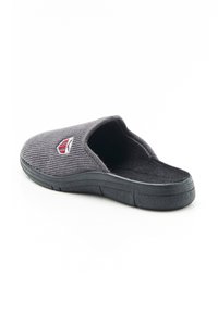Pantofole in tessuto grigio con texture a righe, apertura sul retro e una morbida soletta nera. Presentano un piccolo logo rosso e bianco sul lato.